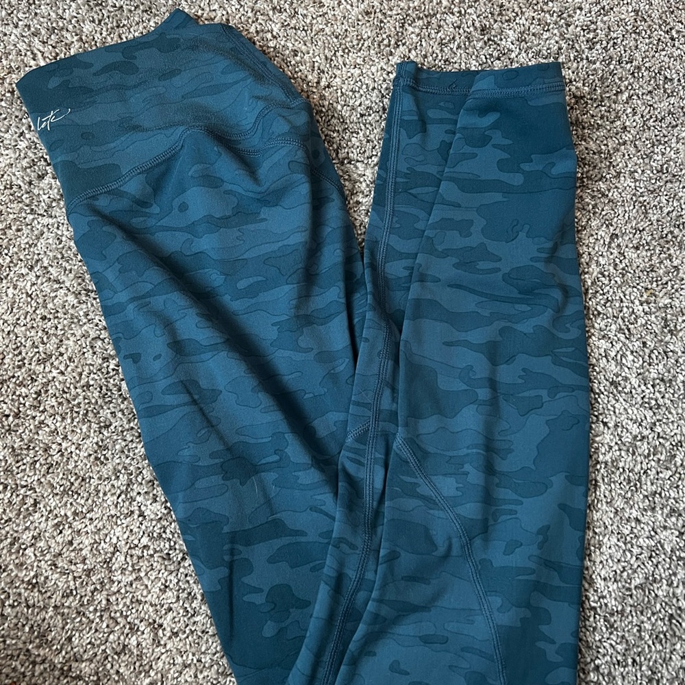 CAMO Alphalete criss cross leggings